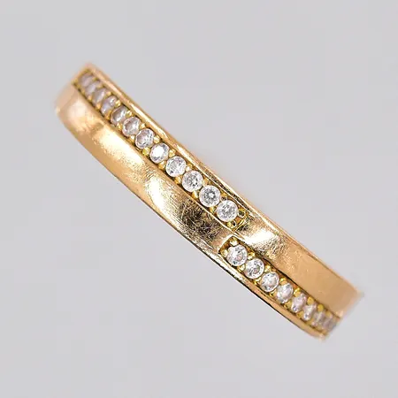 Ring med vita stenar, stl 18, skev skena, 21K Vikt: 1,6 g