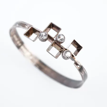 Armring m 3 stenar, silver, innermått 18cm, bredd 16mm Vikt: 16,7 g