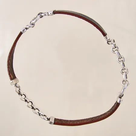 Collier Thomas Sabo, längd 38,5cm, bredd 9-13mm, läderdetaljer, läder med grovt slitage, silver 925/1000, bruttovikt: 41,3g Vikt: 39,5 g