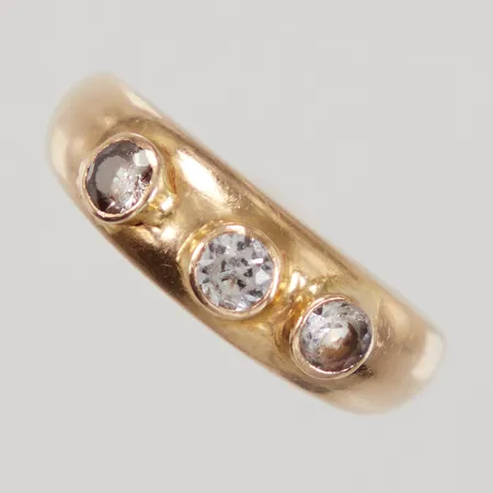 Ring med vita stenar, stl 18½, bredd 2,6-6,7mm, nagg, 18K,  Vikt: 7,2 g