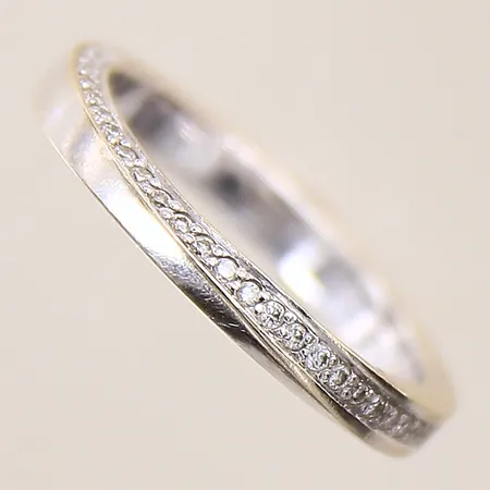 Ring med diamanter 25 x ca 0,005ct, stl 16¼, bredd 2,7mm, vitguld, 14K Vikt: 2,8 g
