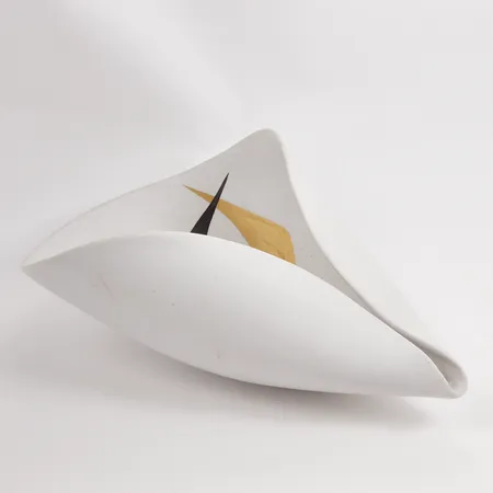 Skål, Veckla, Stig Lindberg, Gustavsberg, längd ca 26cm, stengods, vit carraraglasyr, målad dekor, ytslitage, märken, tillverkningsfel/spricka.