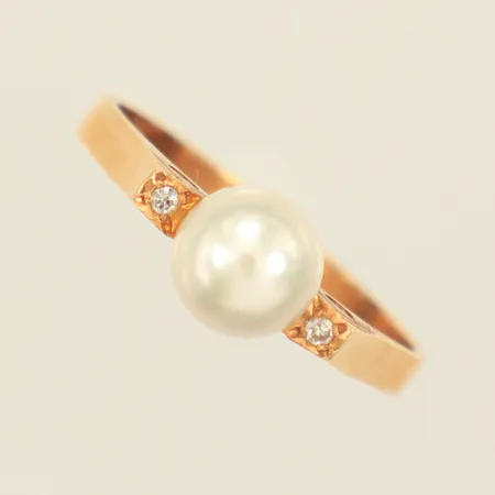 Ring med odlad pärla och diamanter 2x ca 0,01ct, stl 18¼, bredd 2,4-7mm, 18K  Vikt: 3,3 g