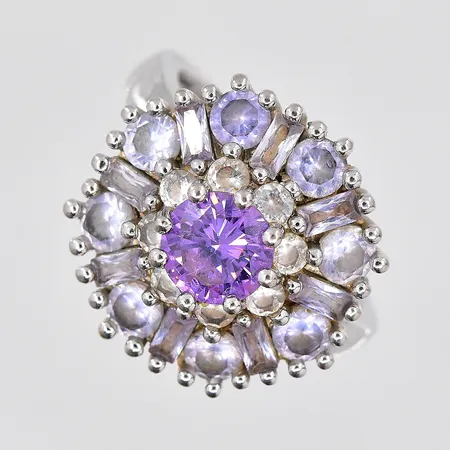 Ring med lila och vita stenar, stl 20¾, 925/1000 silver  Vikt: 7,7 g