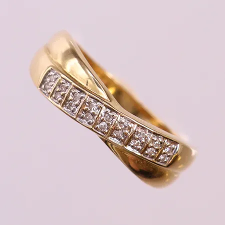 Ring med 8/8-slipade diamanter ca 18x0,05ct, stl 19½, bredd 2,5-6,5mm, GFAB. 18K Vikt: 3,5 g
