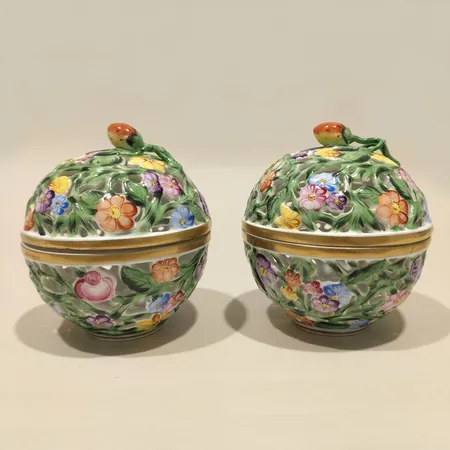 Två gallerskålar med lock, Herend-Hvngary, Ungern, polykrom dekor, nr 6213, höjd ca 10cm, Ø8cm, 