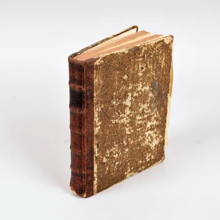 Bok, Johan III:s Krönika, Utgiven av Anders Anton von Stiernman. Stockholm, tryckt hos Lorentz Ludwig Grefing, Stockholm, 1745. Utvikbart graverat porträtt av Johan III, halvfranskt band, åldersbetingat slitage, porträtt med veck och revor, ej fullständigt genomgången, senare skrift invändigt. 