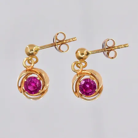 Ett par örhängen med röda stenar, stl 15x8mm, 18K Vikt: 1,8 g