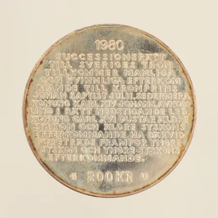 Minnesmynt, Sveriges Konung Carl XVI Gustaf - För Sverige i tiden, ändrad successionsordning, år 1980, nominellt värde 200kr, Ø36mm, 925/1000 silver Vikt: 27 g