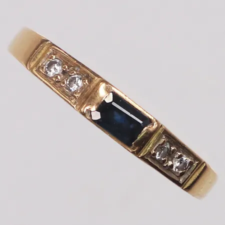Ring, diamanter 4 x ca0,02ct, safir, stl 18¾, bredd 1,6-3,6mm, gravyr, 18K  Vikt: 2,6 g