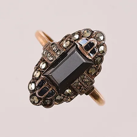 Ring, Ø17½, gravyr, skena i 18K, fattning i silver, bruttovikt 3,5g.
