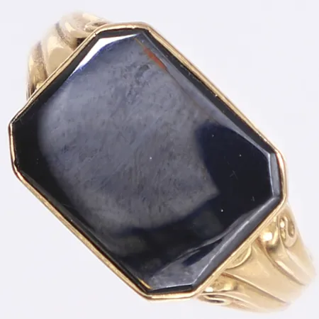Ring med onyx, stl 18¾, bredd 7-11mm, klippt skena, 18K, bruttovikt 5,1 g Vikt: 5,1 g