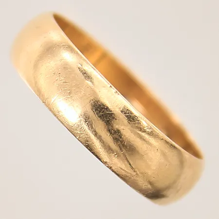 Ring, slät, stl 20, bredd 6mm, gravyr, 18K Vikt: 6,1 g