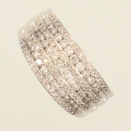 Ring med diamanter 34x ca 0,02ct, 80x ca 0,005ct 8/8-slipade, stl 17, bredd 4,6-9,7mm, GHA, vitguld, 18K  Vikt: 7,5 g