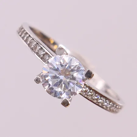 Ring vitguld med vita stenar, stl 18, bredd 1,5-6,5mm. 14K  Vikt: 2,4 g