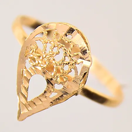 Ring med genombruten dekor, stl 17½, bredd 2-15mm, något skev, 18K  Vikt: 1,7 g