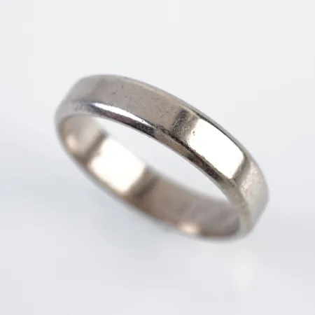 Ring, vitguld, stl 18½(57), bredd 4,5mm, 18k, gravyr Vikt: 4,7 g
