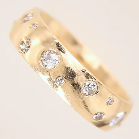 Ring med 18 stycken diamanter totalt ca 1,04ctv, stl 19, bredd 6mm, repig, gravyr, 18K  Vikt: 10,2 g