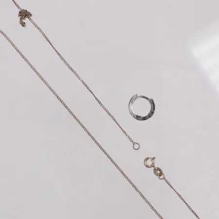 1 Kedja, knutar, 1 örhängen, udda, vita stenar, 925/1000 silver Vikt: 2,2 g