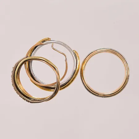 Diverse guld, defekt/gravyr, silverskenor, 18K bruttovikt 16,2g.
