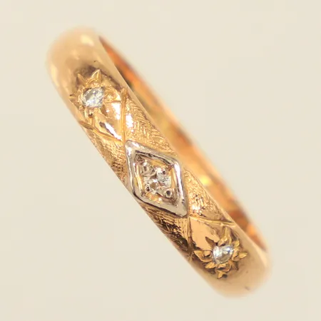 Ring med diamanter 3x ca 0,02ct totalt 0,06ct enligt gravyr, stl 17, bredd 3,8mm, gravyr, 18K  Vikt: 4,2 g