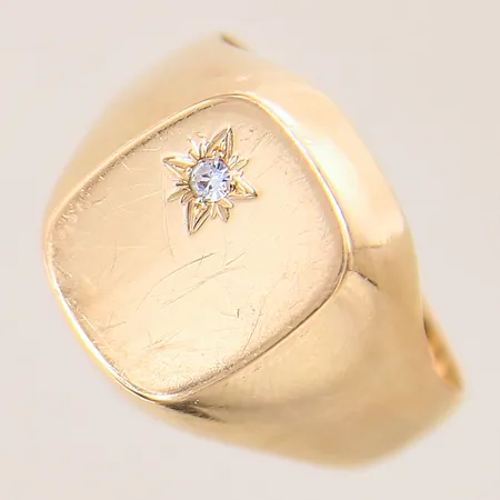 Ring med vit sten, stl 21, bredd 4-17mm, ALTON, repig skena, 18K  Vikt: 6,9 g