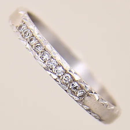 Ring med diamanter 10 x ca 0,01ct, stl 19½, bredd 3mm, vitguld, 18K  Vikt: 3,7 g