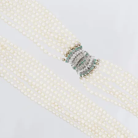 Pärlcollier med odlade pärlor Ø4mm, samt smaragder, åttaradigt, längd: ca 39 - 43cm, lås i 18K guld, bruttovikt: 56,5g. 