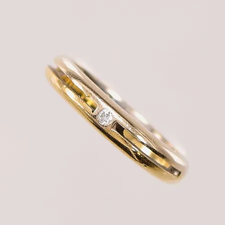 Ring, diamant ca 0,02ct, Ø17¼, bredd:4mm, oval modell, röd/vitguld, 18K 5,3g.