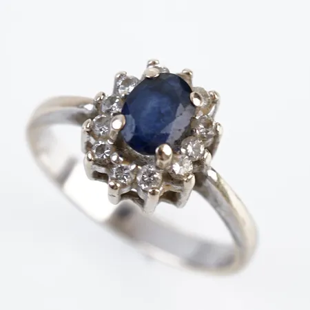 Ring m blå sten och diamanter, vitguld, stl 19½(60), bredd 12mm, 18k Vikt: 5,3 g
