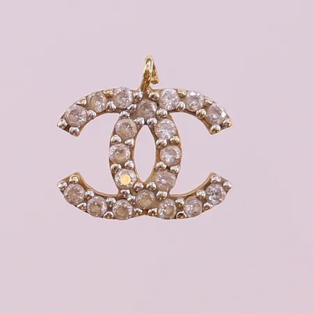 Hänge med vita stenar, 11,5x12mm, saknar ögla, ostämplad 18K. OBS ! Ej märkesdesign.  Vikt: 0,8 g