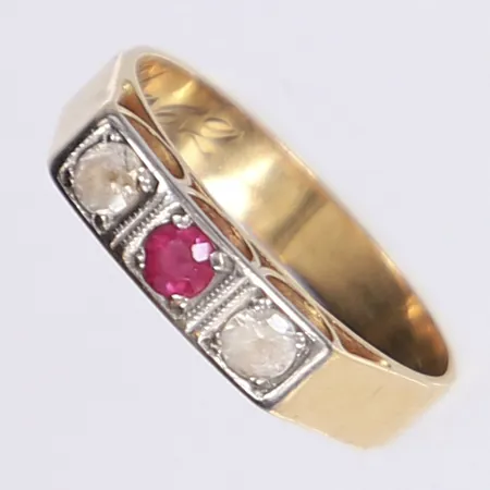 Ring med färgade stenar, stl 16¾, bredd 3mm, 18K  Vikt: 3,2 g