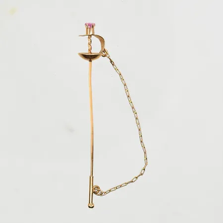 Brosch värja med rosa sten, längd 68 mm, buckligt, 14K. Vikt: 2 g