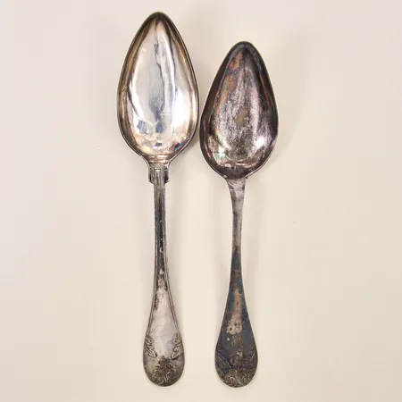 Skedar, två stycken, oxiderade, längd 20-22cm, silver 830/1000 Vikt: 74,6 g