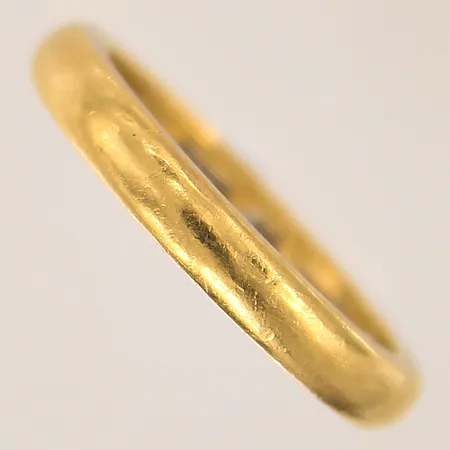 Ring, stl 17, bredd 3mm, repig, gravyr, 23K  Vikt: 6,4 g