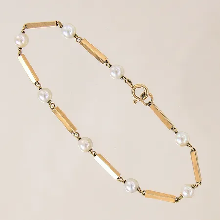 Armband med odlade pärlor, längd 18,5cm, bredd 2-5mm, 18K  Vikt: 4,5 g