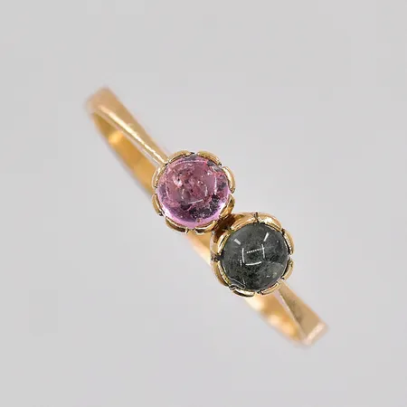 Ring med rosa och grön sten, stl 17¼, Stigbert, gravyr, 18K Vikt: 2,2 g