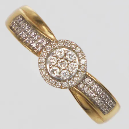 Ring, diamanter 7 x ca0,01ct + 56 x ca0,005ct, Guldfynd, stl 17, bredd 2-6,6mm, 18K  Vikt: 2,6 g