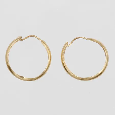 Ett par örhängen, Ø17mm, bredd 3mm, bucklor, defekt lås, 18K guld. Vikt: 0,8 g