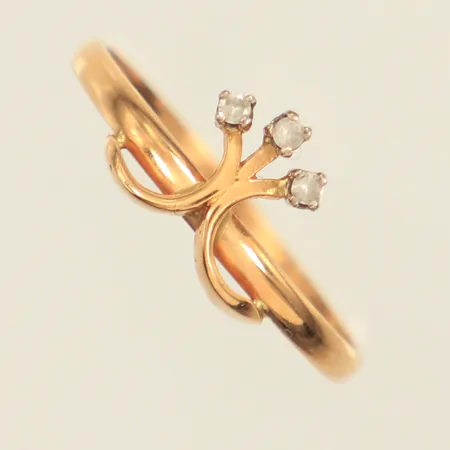 Ring med vita stenar, stl 18¾, bredd 18¾, bredd 1,9-8,9mm, Alton Falköping år 1984, 18K Vikt: 2 g