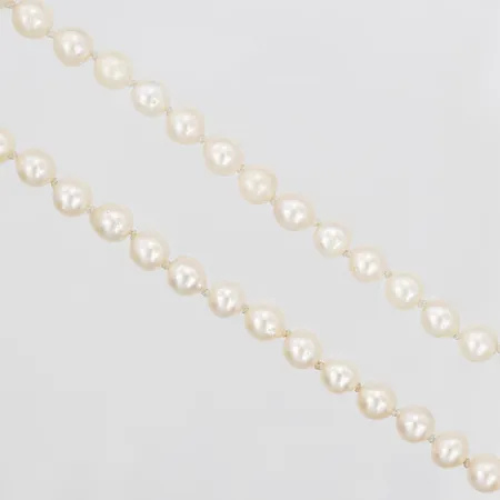 Pärlcollier med odlade saltvattenpärlor, Ø ca 7mm, längd ca 126 cm, några pärlor slitna. 