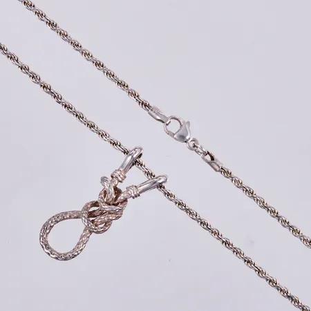 Hänge, Theresia Hvorslev, Kärleksknop, längd: ca 3cm, bredd: ca 10mm, Kedja Cordell, längd: ca 42cm, bredd: ca 2mm, 925/1000 silver  Vikt: 7,6 g