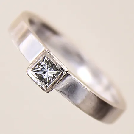Ring med prinsesslipad diamant ca 0,25ctv/SI, enligt gravyr, stl 18¼, bredd 3-5mm, skadad skena, vitguld, 18K Vikt: 5,5 g