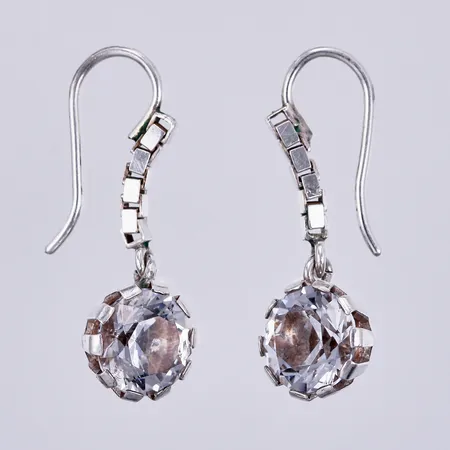 Ett par örhängen med vita stenar, Ø 8mm, längd ca 22mm, ostämplade, silver Vikt: 2,7 g