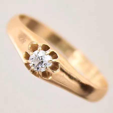 Ring med diamant ca 0,16ct, stl 18, bredd 2,5-5mm, diamant med nagg, 18K  Vikt: 2,7 g