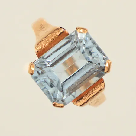 Ring med blå sten, möjligen syntetisk spinell, stl 17, bredd 2,3-12,3mm, gravyr, 18K  Vikt: 4,6 g