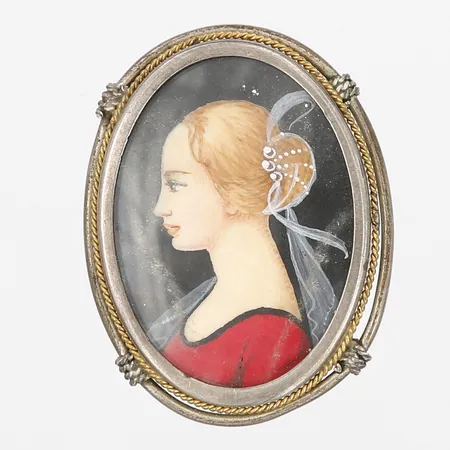 Brosch, miniatyrmålning, gouache, detaljer i förgyllt silver, glas, ca 36 x 29mm, smärre bruksslitage, ram med mindre ojämnheter, 800/1000 silver.  Vikt: 7,3 g