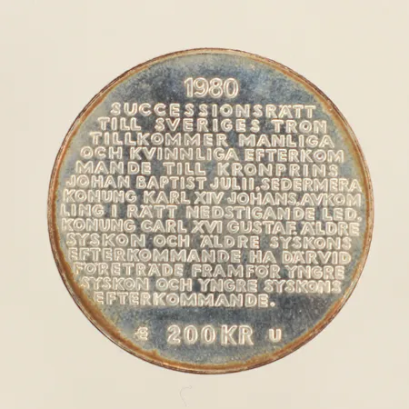 Minnesmynt, Sveriges Konung Carl XVI Gustaf - För Sverige i tiden, ändrad successionsordning, år 1980, nominellt värde 200kr,  Ø36mm, 925/1000 silver Vikt: 26,9 g