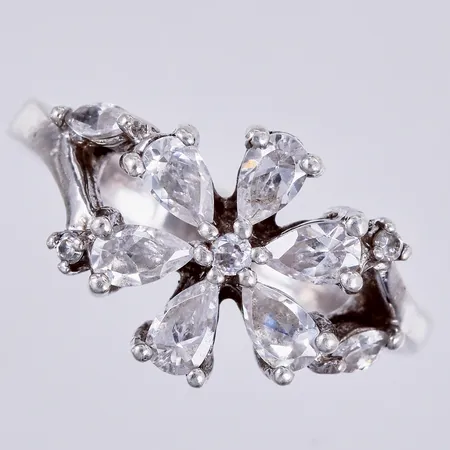 Ring med vita stenar, stl: 19, 925/1000 silver Vikt: 4,7 g