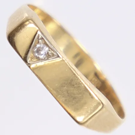 Ring med vit sten, stl 17¾, bredd 4mm, skev skena, 18K Vikt: 1,4 g